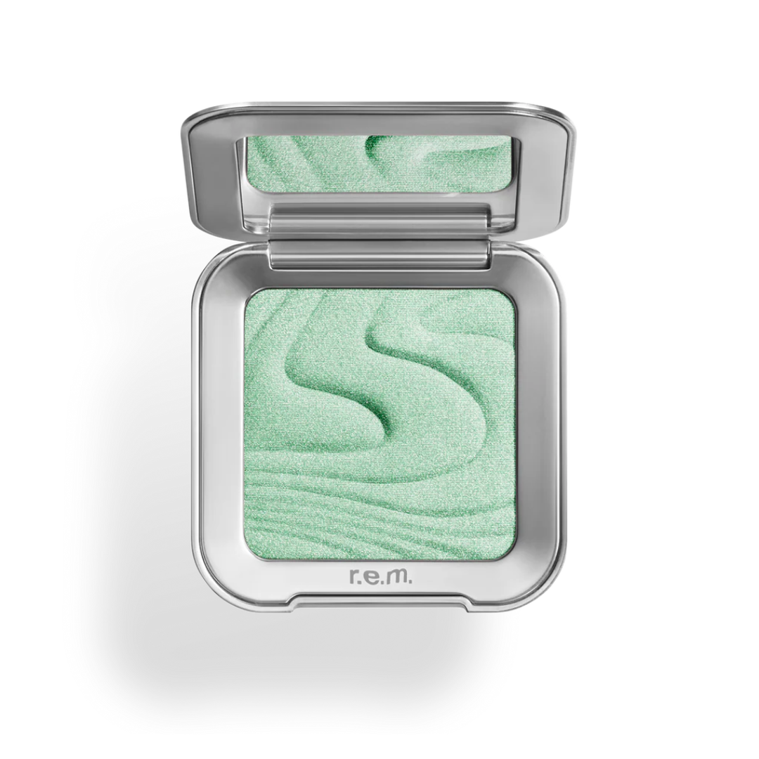 r.e.m beauty Interstellar Highlighter Topper Mama Earth